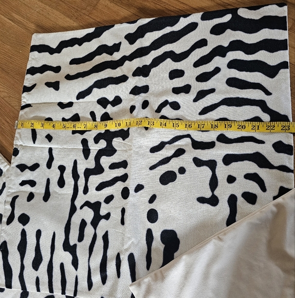 Pack of 4 Decorative Cream Throw Pillow Covers Zippered Closure - Picture 6 of 10